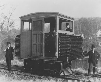 Traction engine designed by Mr. Alfred I. du Pont, 1905 by Pierre A. Gentieu